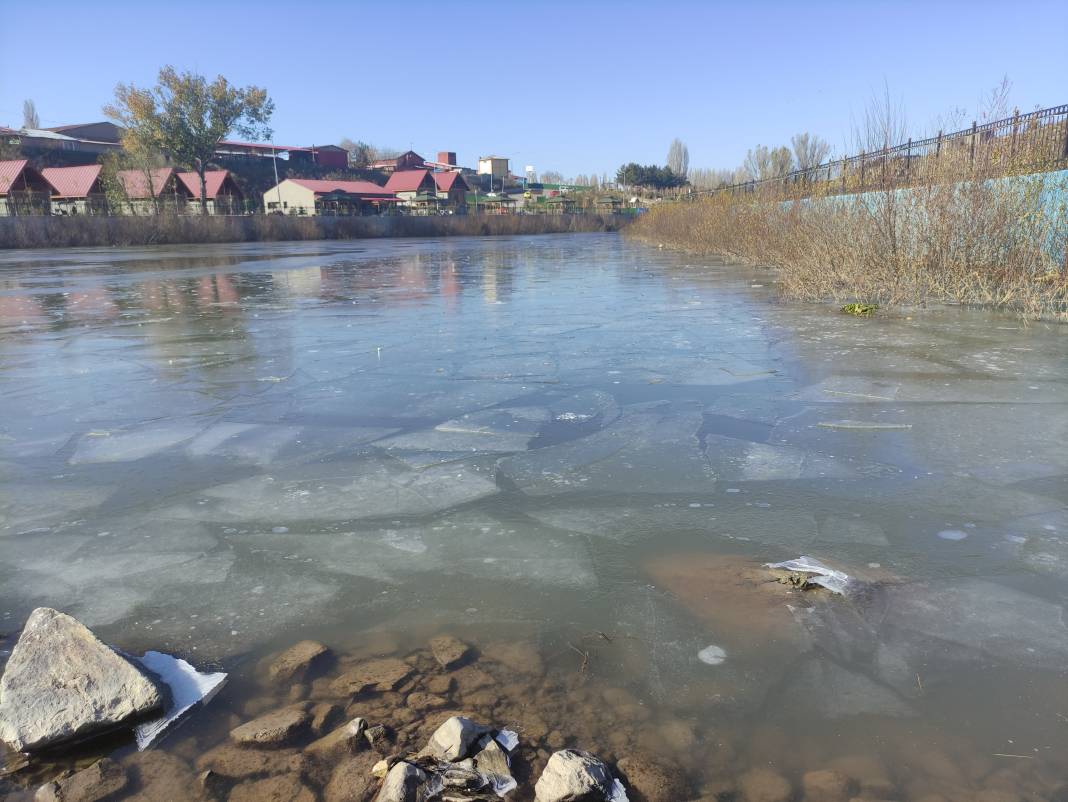 Hava sıcaklığı eksi 9'a dereceye düştü! Kura Nehri buz tuttu… 5